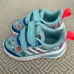 Adidas x Disney toddler girl Snow White sneaker. Size 6